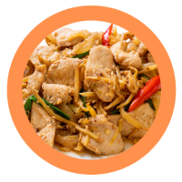 23. Kai pad khing (met rijst)